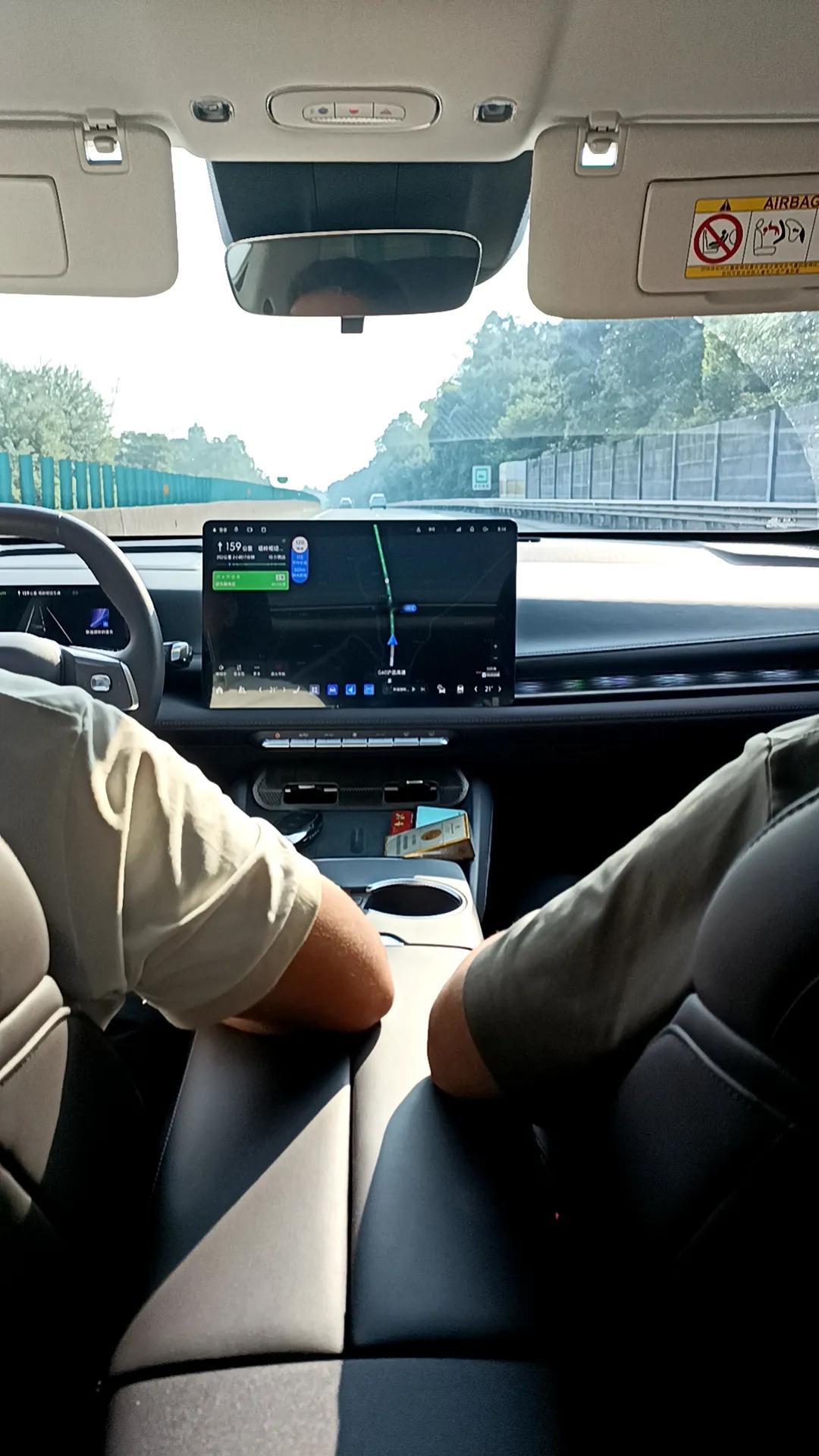 表哥6月初换了一辆新车，是别克牌的，因为他上一辆也是别克车，这次换的是那个新出的款式，好像是叫E7。