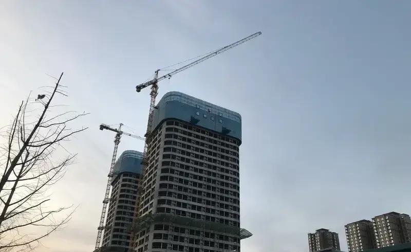 我这老街坊压低声音跟我说一件事，听着都觉得不可思议。2019年纺织城开盘那套13