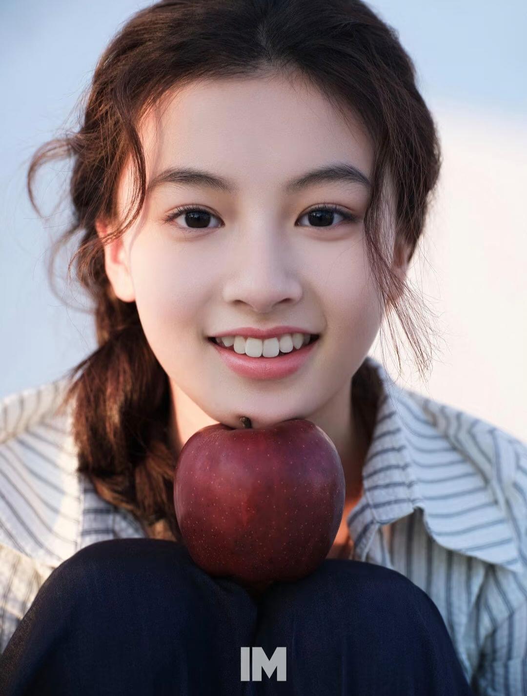 你就说长得好看有没有用吧。新晋女星七七登上杂志封面，年仅14岁，这张脸真的没