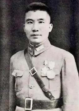 1948年济南战役前夕，国民党将领王耀武收到处决200名地下党的密令，他压下电报