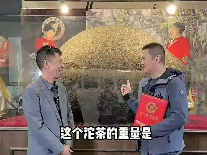 李亚鹏离婚后，本想靠着热度通过直播带货翻身，没想到越欠越多。李亚鹏花了300多