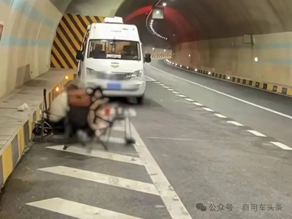 隧道停货车直播烧烤被记9分罚款200！8月28日，四川仁寿一男子大半夜把车