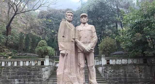 被敌人打碎颅骨，身体冰凉，动弹不得。战友们看了一眼，摇头，抬起他，随手丢进弹坑，