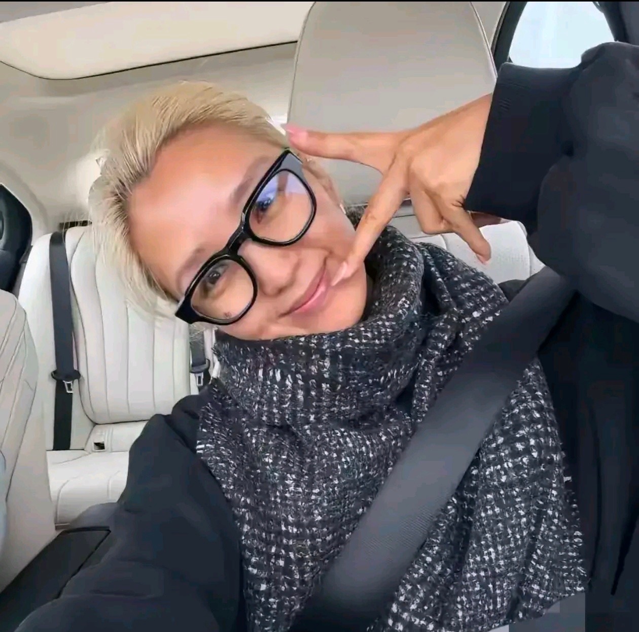 天呐，这是39岁何洁？满头白发到底经历了什么呀？