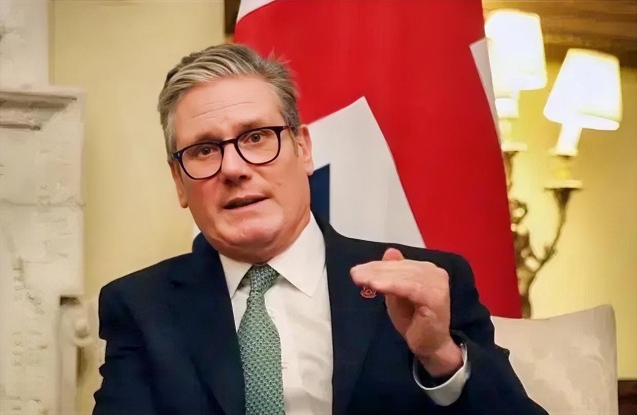 英国首相斯塔默，面对记者尖锐提问：“访华是否惹怒特朗普”，斯塔默笑着调侃：“有人