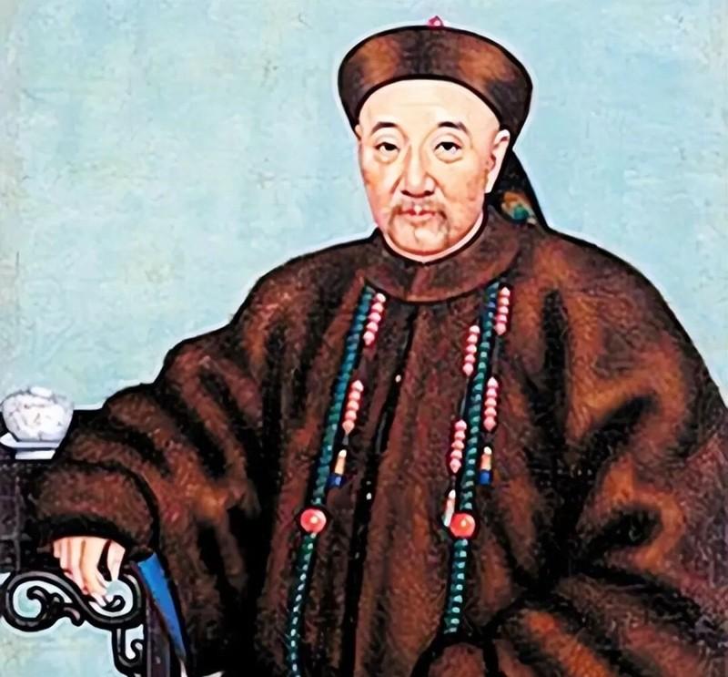 1885年，病危的胡雪岩对九姨太说：我死后葬礼上会来一个戴铁帽子神秘人，你到时剪