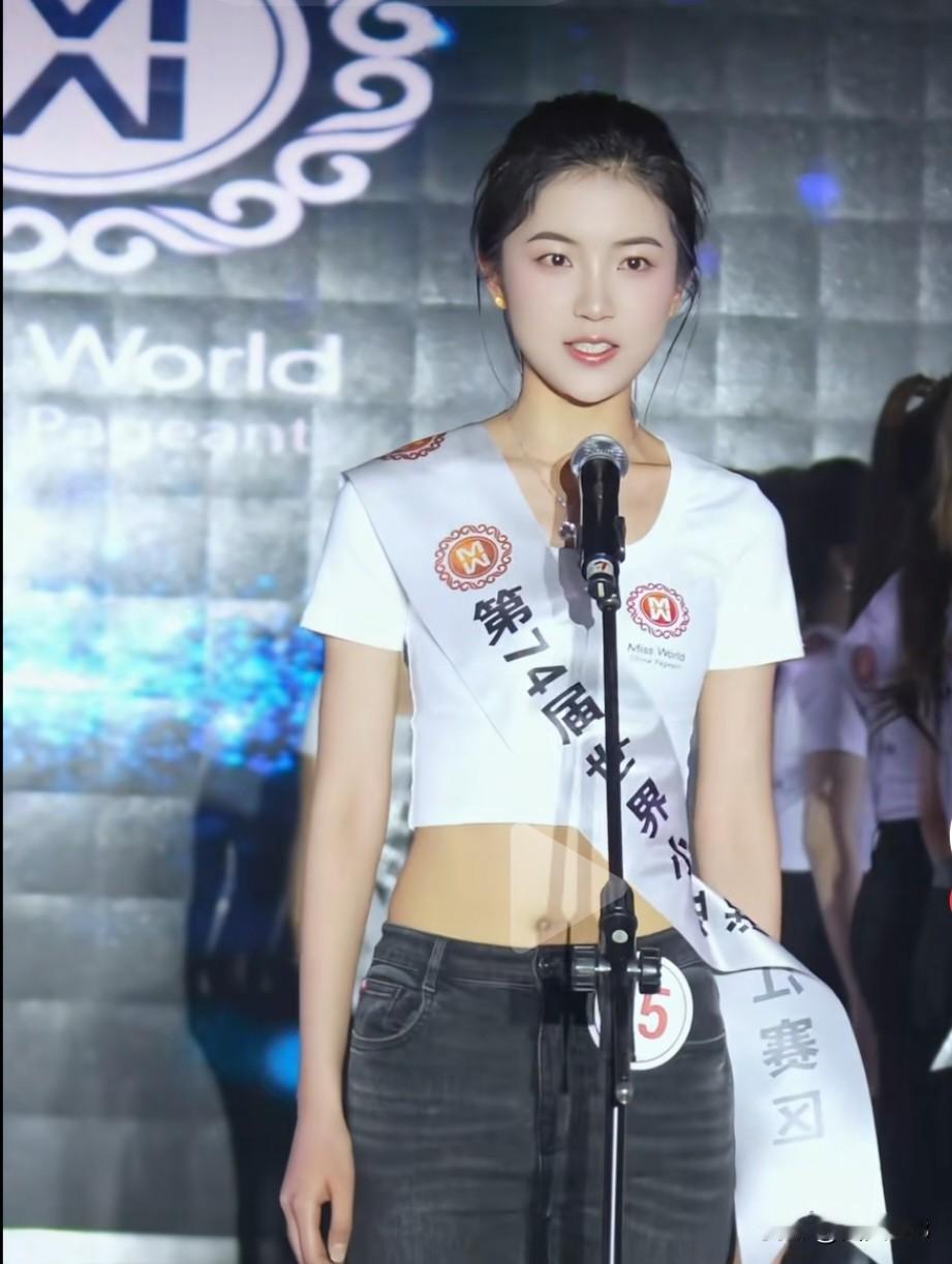 15号选手，亭亭玉立，这颜值可以打90分以上！