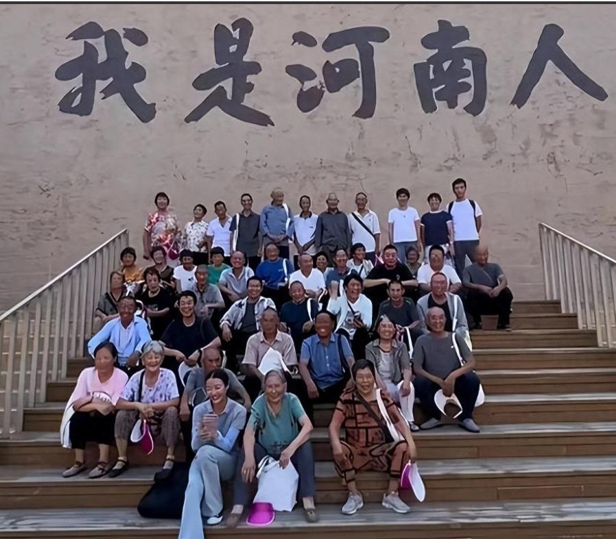 27岁姑娘李富贵自费2万带领46位老人去旅行 凌晨五点的河南新乡卫辉，山风还