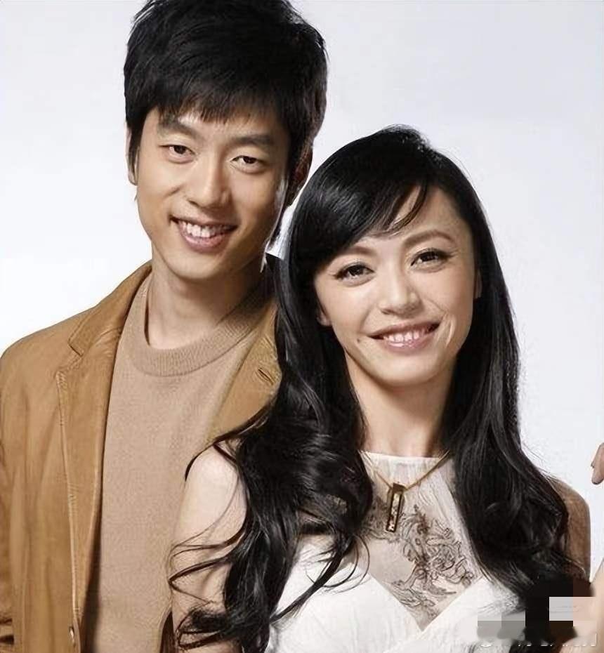 姚晨凌潇肃姚晨的感情史其实很简单，就两段恋情＋婚姻，中间连空窗时间都没多久。