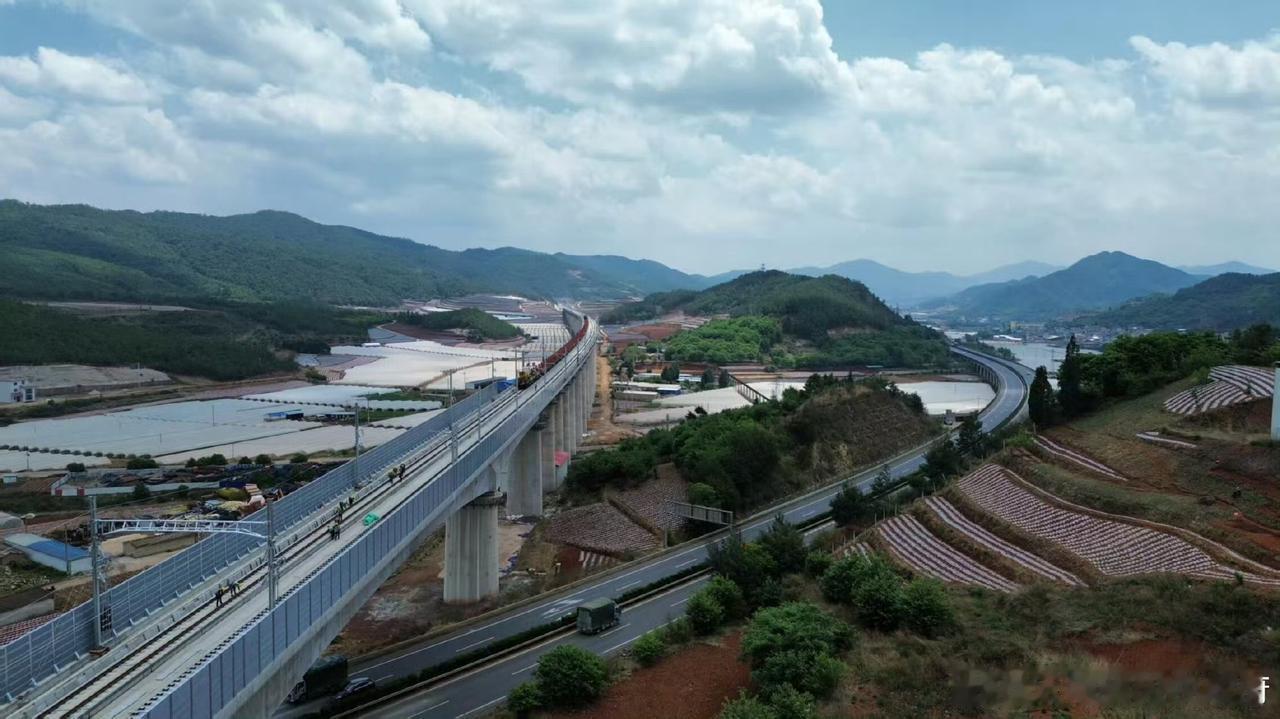 渝昆高铁建设最近好消息不断！截至目前，云贵段已累计完成铺轨138.3公里，施工进