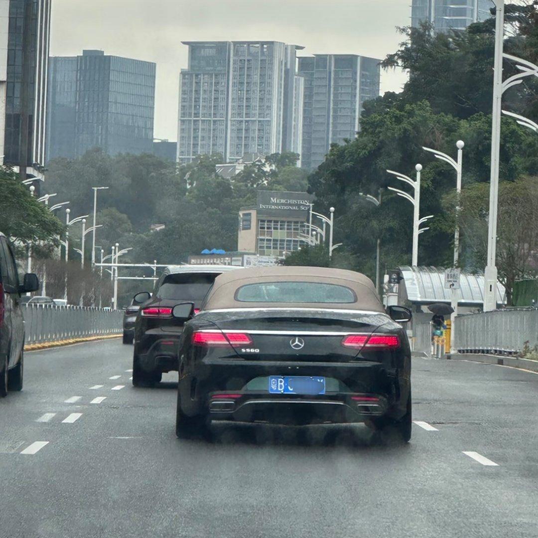 我惊了！！国内竟然有，S级敞篷？？还是蓝牌？！！大v聊车深圳