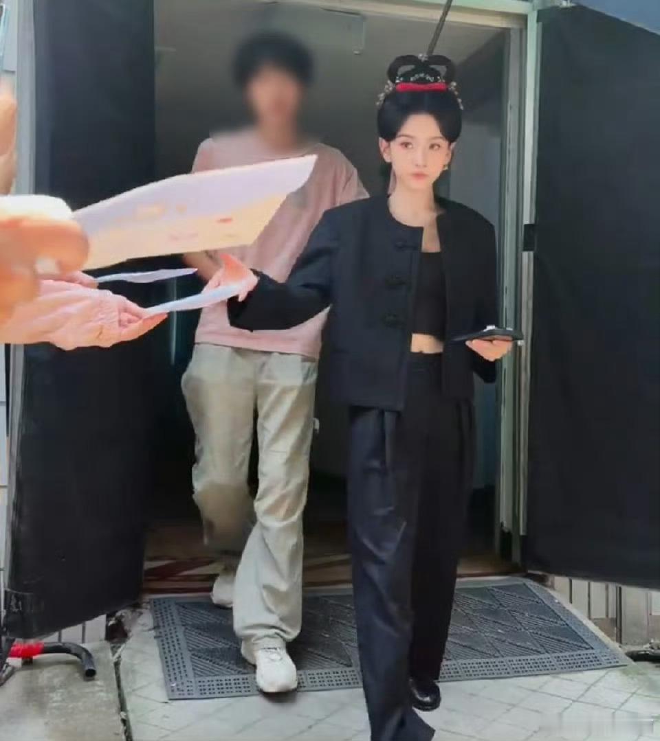 宋祖儿穿了任嘉伦品牌的衣服，我们“夜半cp”上大分！
