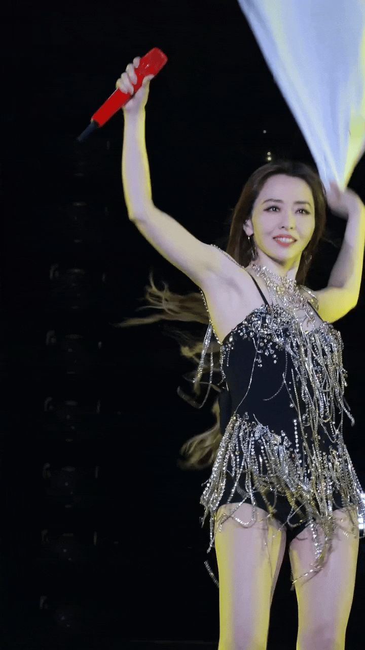 张靓颖的演唱会舞台表演就是劲爆火辣！