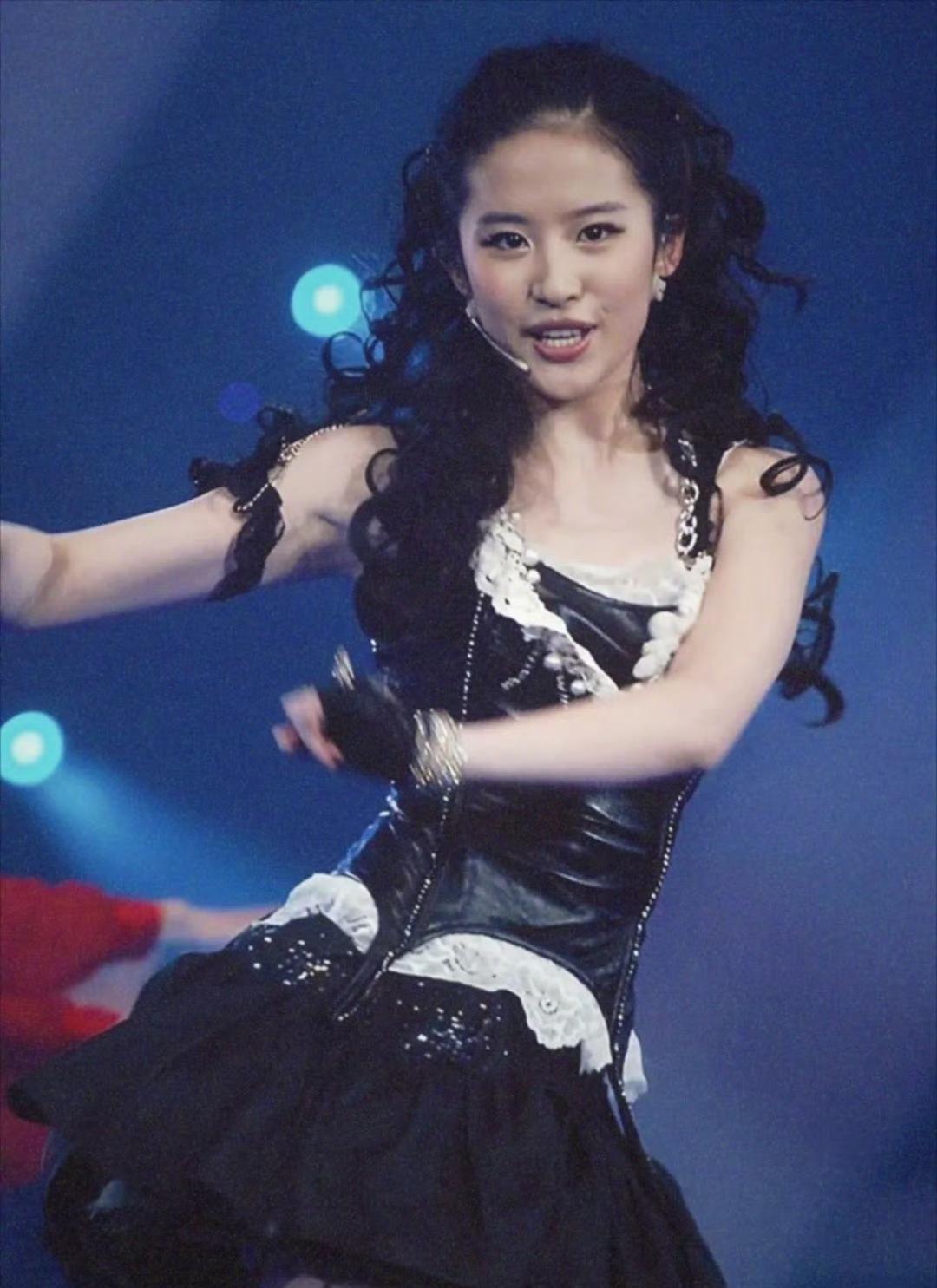 翻出2006年旧照：原来刘亦菲也有热烈鲜活的一面偶然考古到2006年百花奖