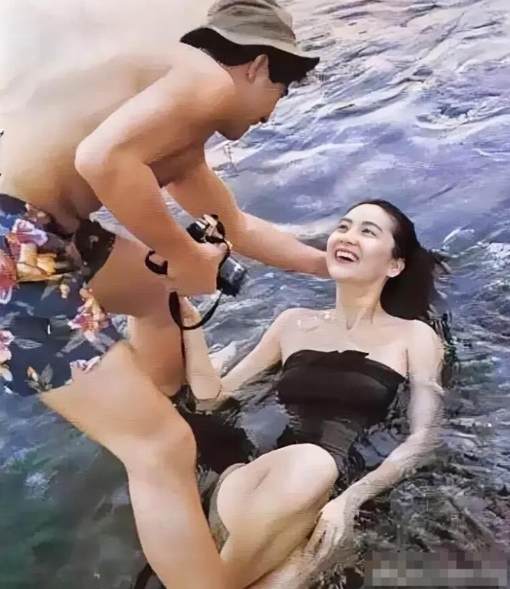 这是拍于九十年代的一张老照片，林青霞和男朋友一起游泳时的场景。那个时候女神年轻貌