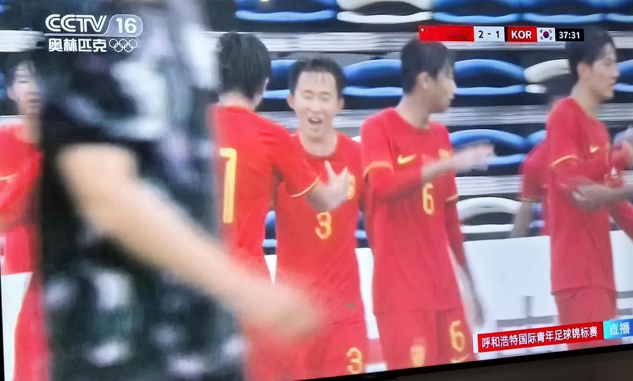 精妙任意球配合！吴比乐又进球了！2：1！国少又反超韩国队！[赞][赞][赞][赞
