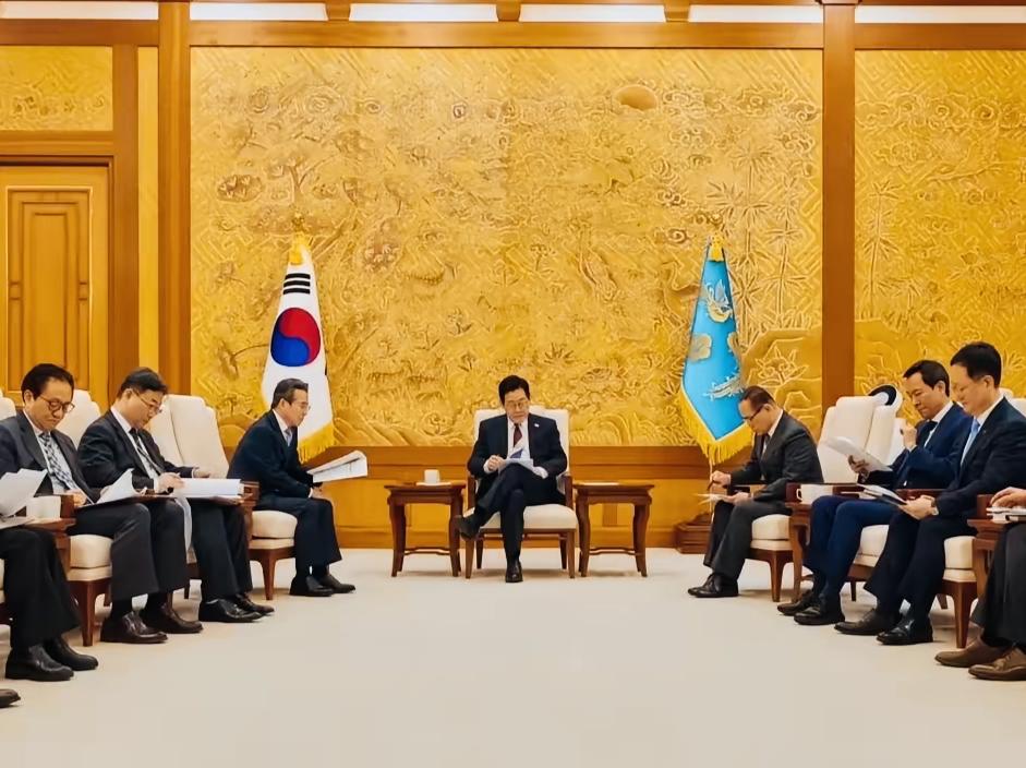 李在明一个和其他开会人员不同的动作，就体现了自己的地位啊！李在明跷二郎腿的姿势