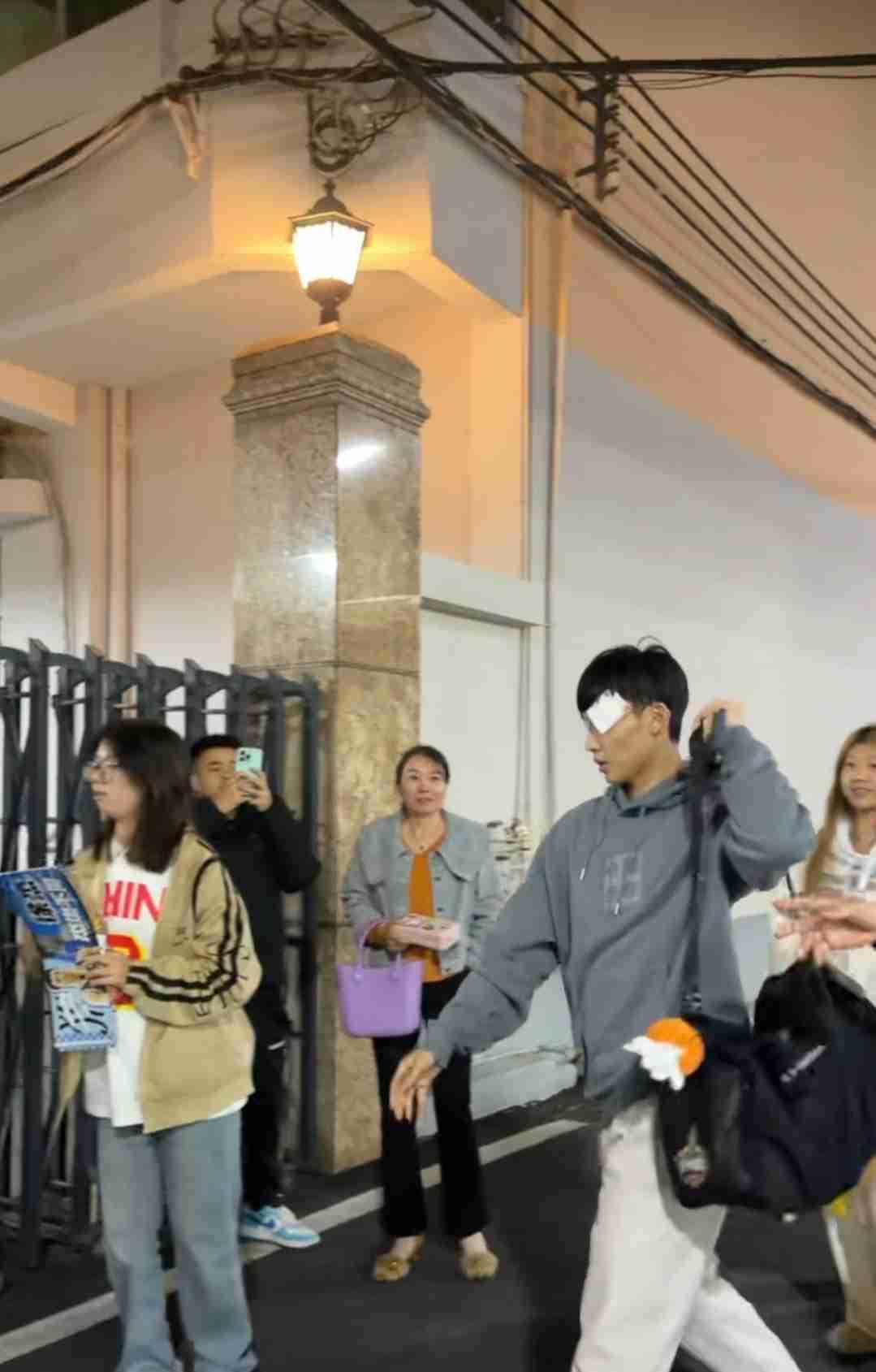 徐杰眼角贴纱布坐大巴车返回俱乐部，摔的那一下跟地板硬碰硬，发出了很重的响声，希望