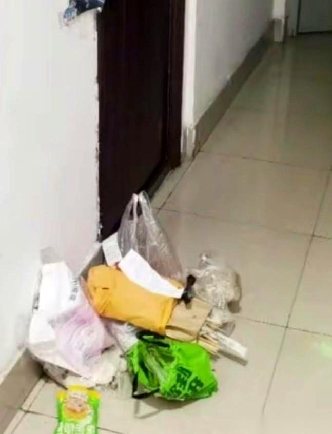 我刚一开门，对门老太太正拎着我家门口那袋黑乎乎的垃圾，一只手已经按了电梯。我脑