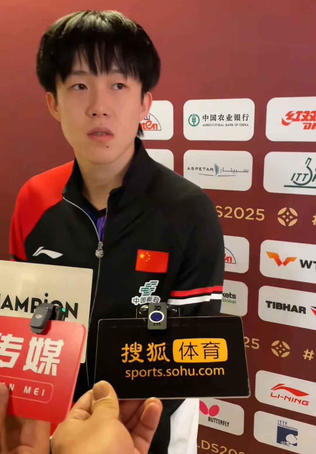 王楚钦接受记者采访时，记者说：王楚钦，听说你对裁判有些不满意。王楚钦直接怂道：他