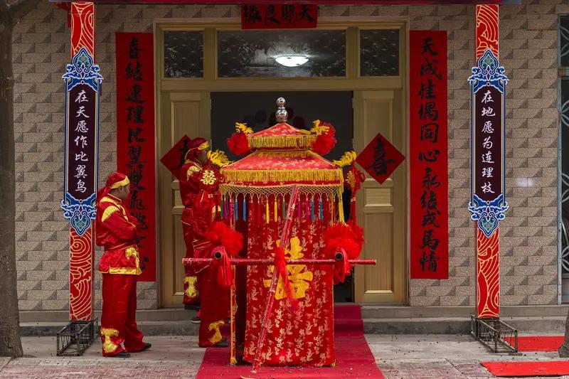 枣庄新娘睡过头的趣事，藏着当地婚礼的智慧。山东枣庄有个习俗，婚礼要分两天办，头天