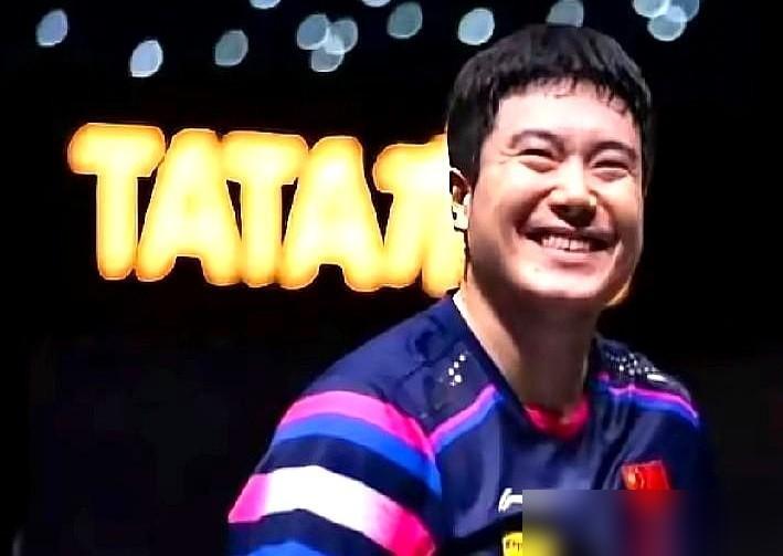 刚把你淘汰的人，正蹲在脚边教你怎么赢。球拍上还带着败北的体温，梁靖崑转身就把