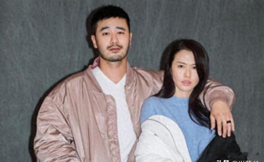 他退居家庭，被骂软饭男十年，凭什么俘获天后心？2026年春晚后台，有张照片火了