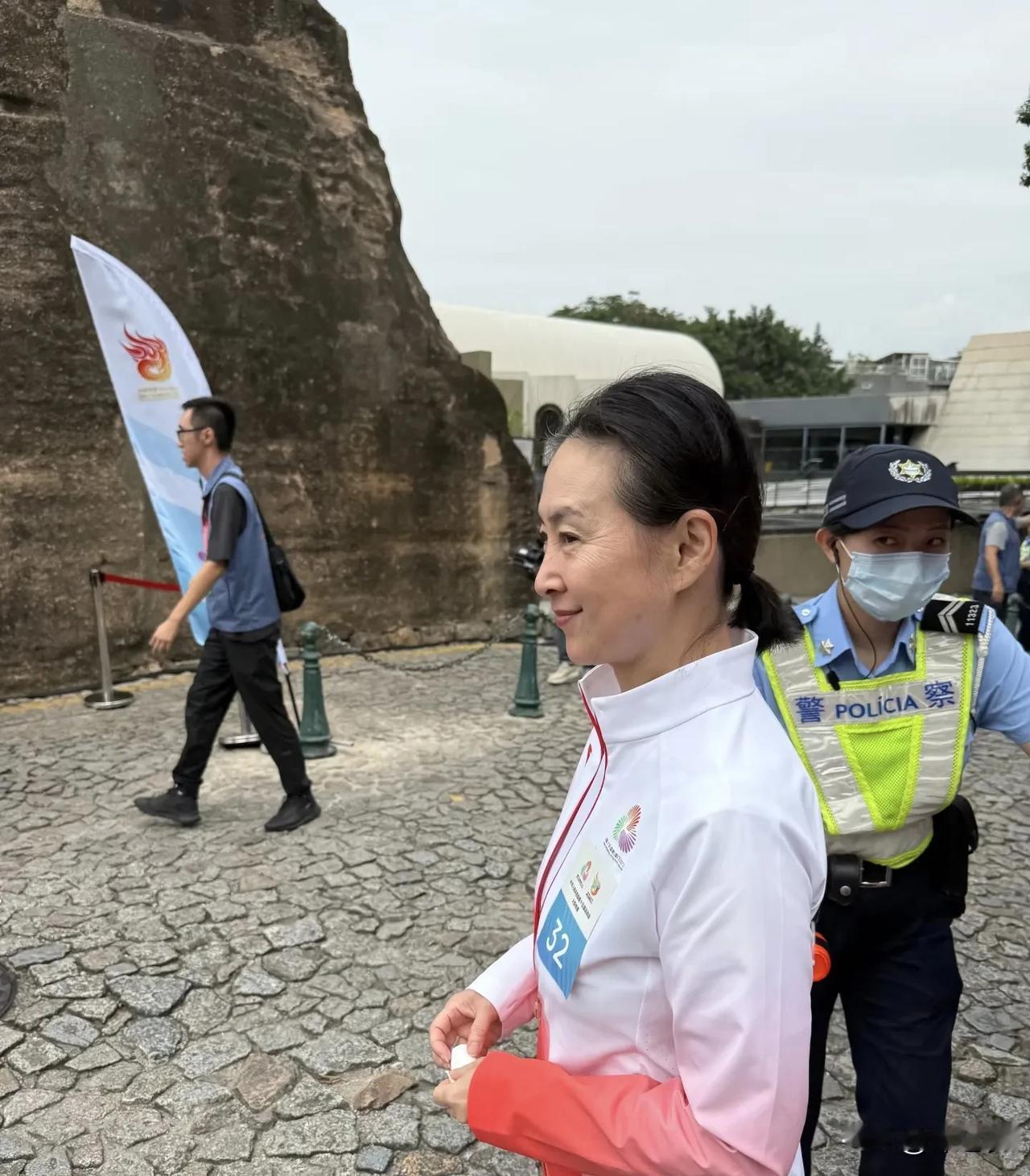 何超琼虽然在感情里面输给了李嘉欣，但她的各方面真的比李嘉欣贵气太多了。无论是