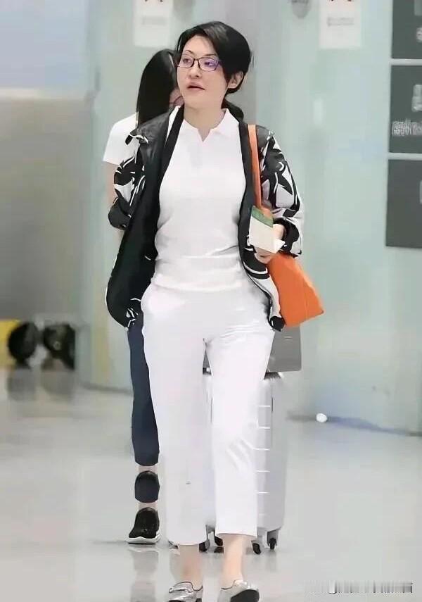 她的花期好长啊,太神奇了，她的脸为啥不垮哦，都快60岁的人还这么好看，你看她走