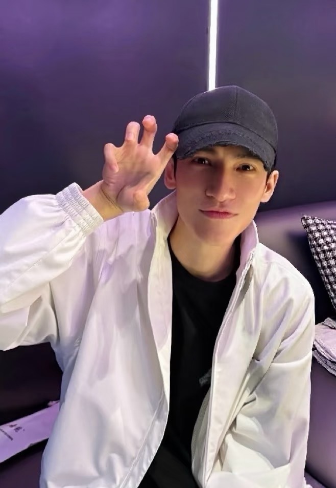 罗云熙同学聚会签名我哥签名照签出了赶作业的感觉！不过，话说回来，哥签了那么多，可