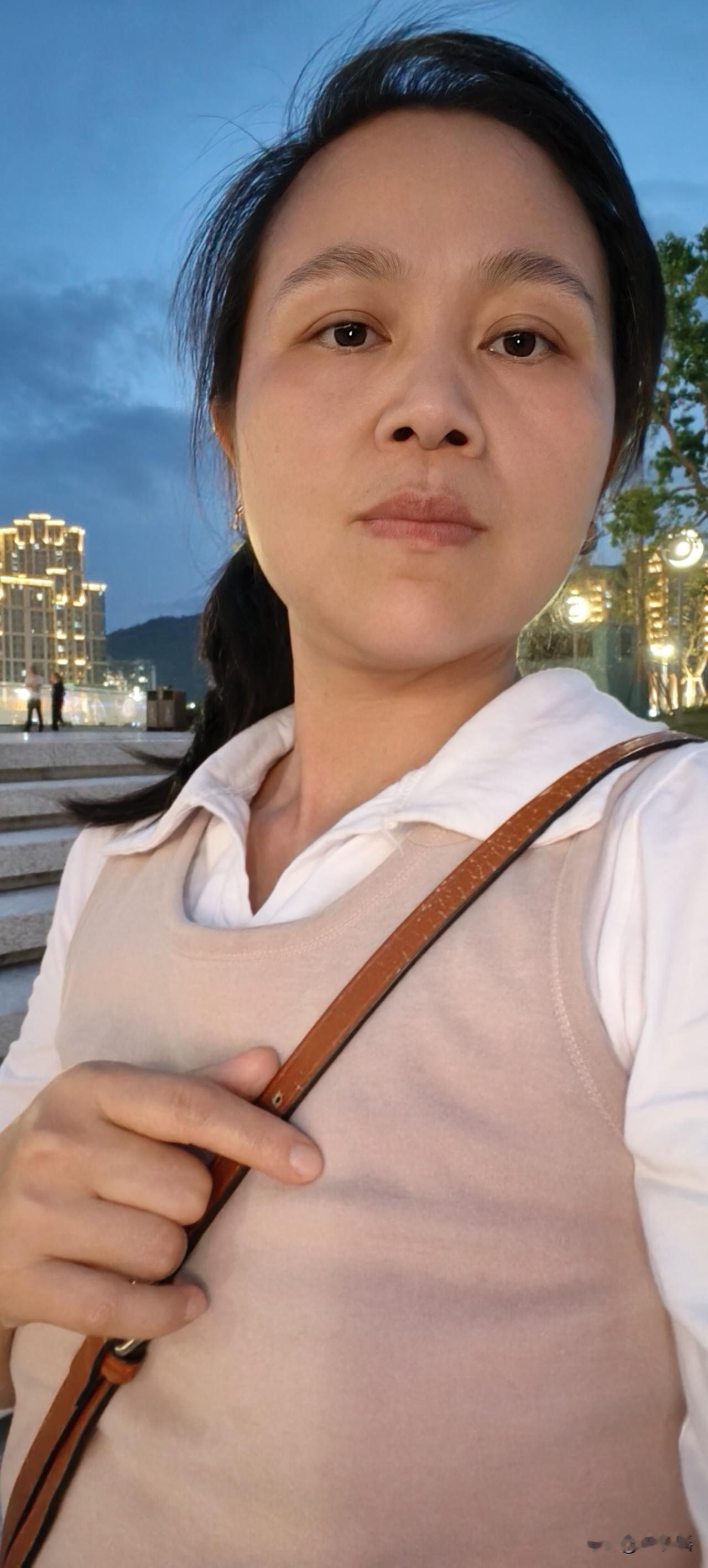 很多人劝我人与人之间都是价值决定关系，根本就没有感情这一说法。可是，我明白得太晚