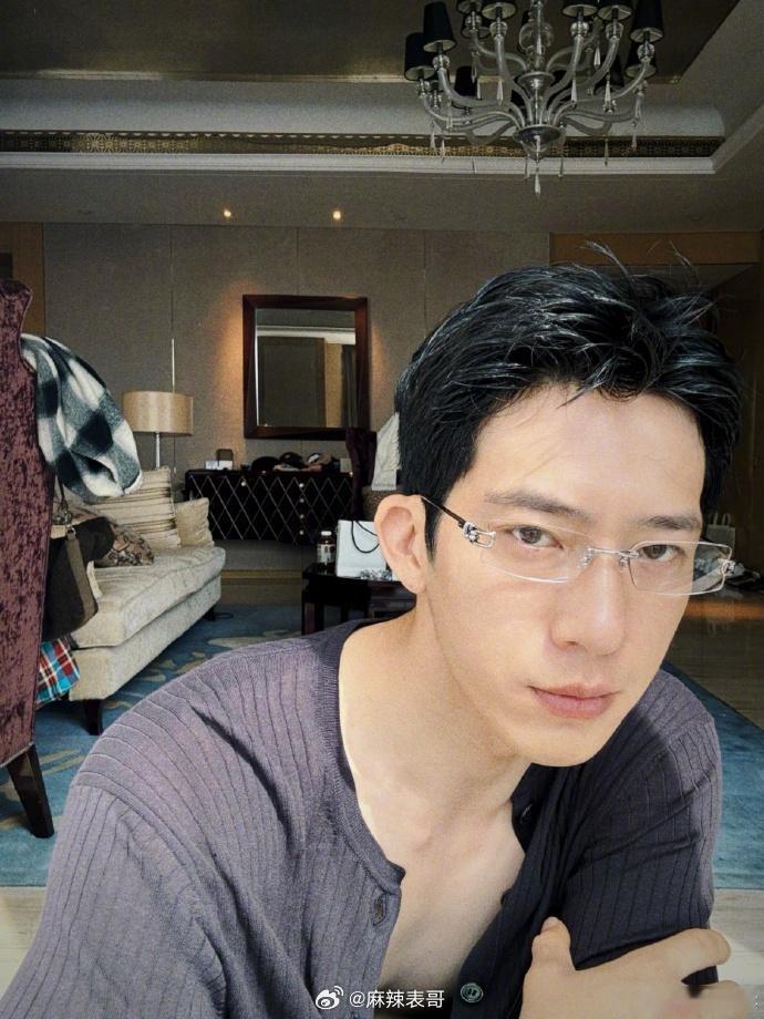井柏然好像发现自己很帅这件事了