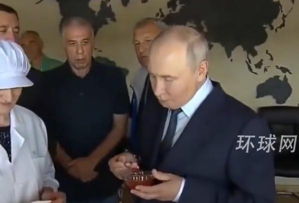 普京登岛大口吞下鱼子酱，也吞下了南千岛群岛！日本抗议七十年，不如俄罗斯总统一口吃