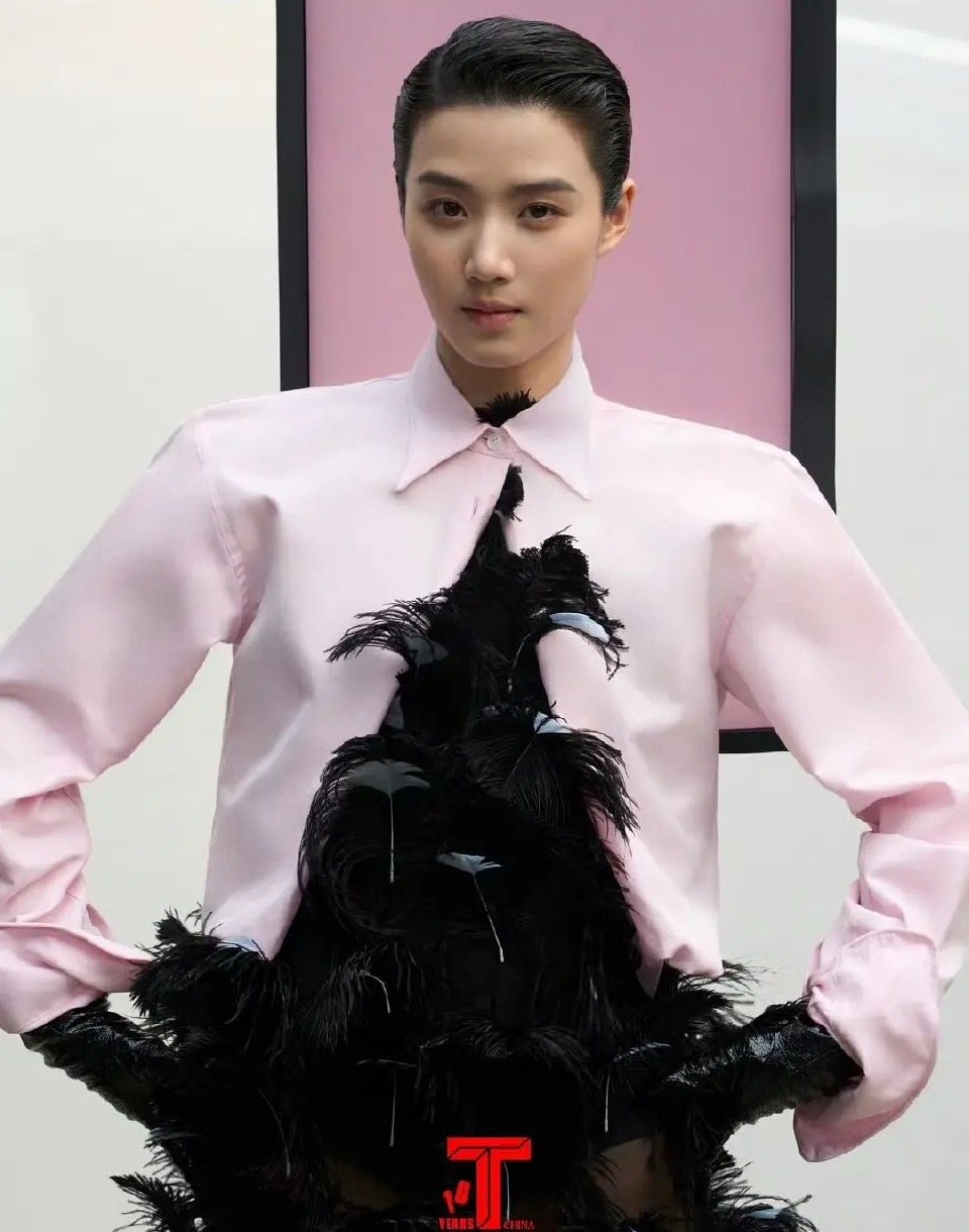 卢昱晓明明和陈都灵一样的发型，怎么感觉她的男相这么重？
