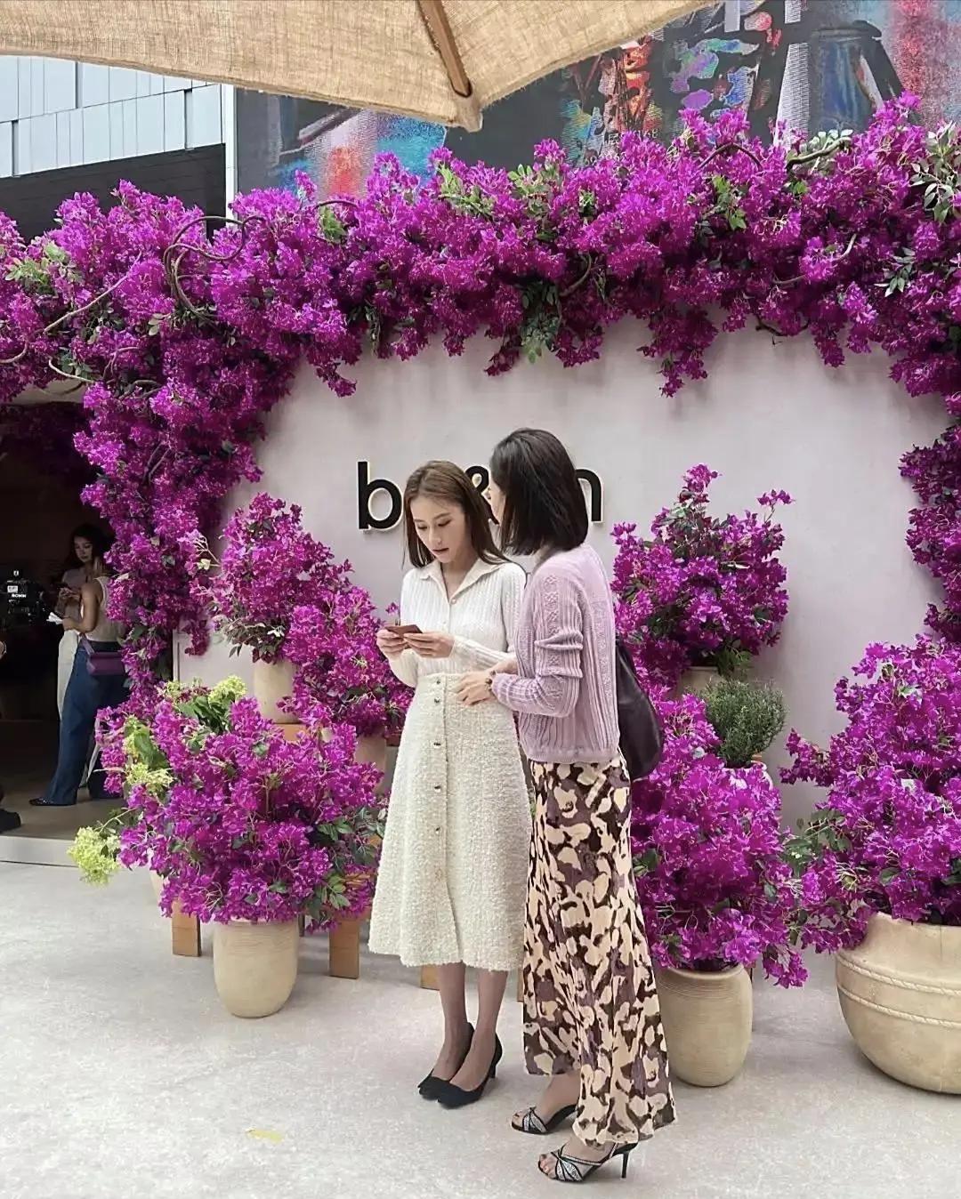 34岁何超莲在深圳搞活动，真人有点矮，但打扮贵气不比别人差，很有气质