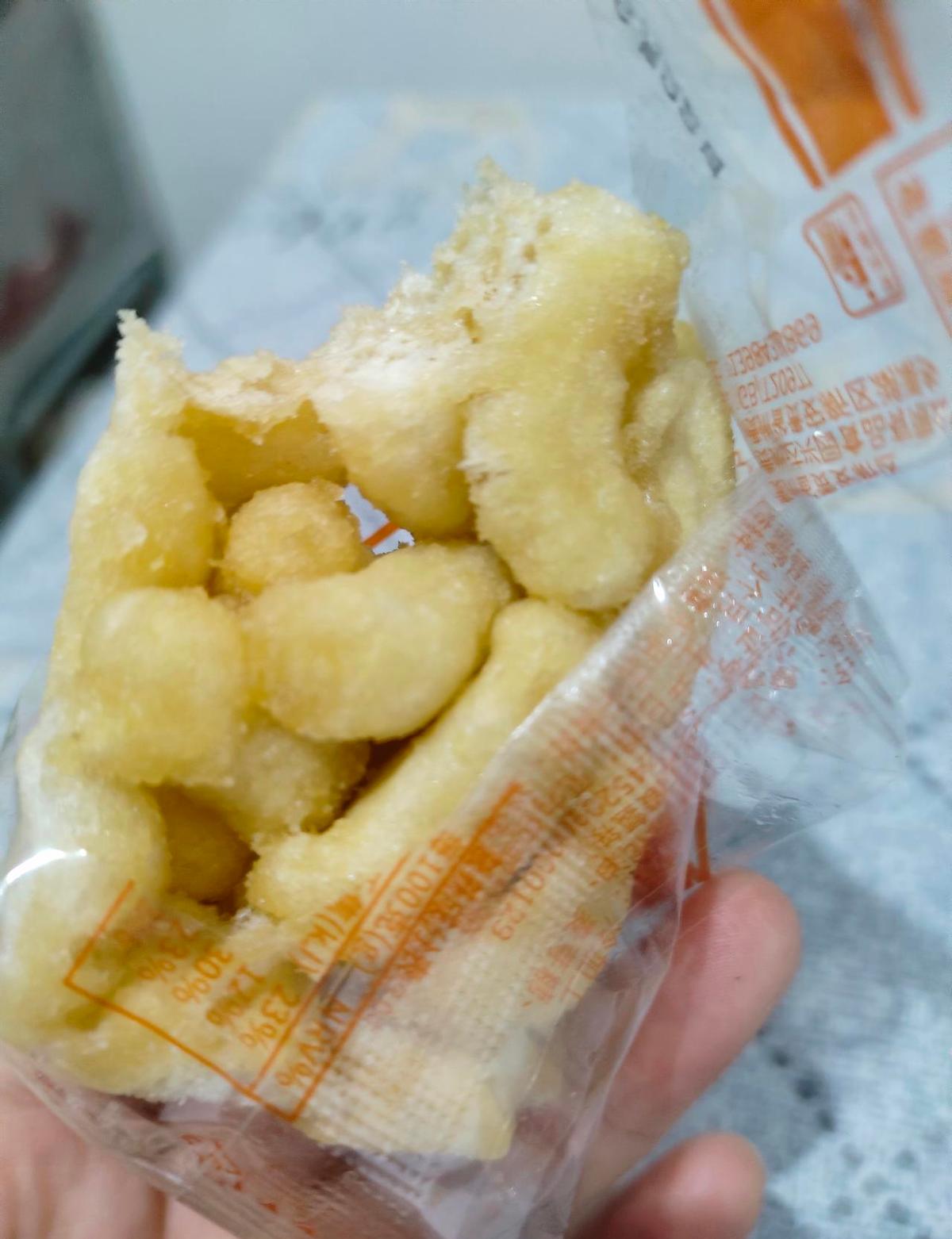 她生完孩子第7天就吃了冰淇淋，现在身体比产前还好。我们把“坐月子”这个概念，掰