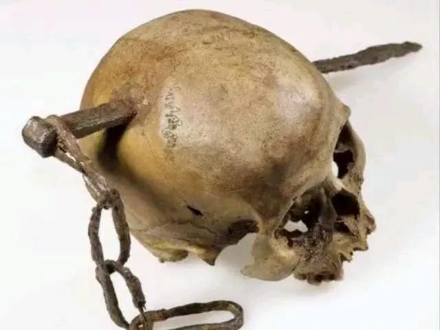 1974年，意大利工人在建筑工地施工时，突然发现了一个被铁棍刺穿的头骨，由于当时