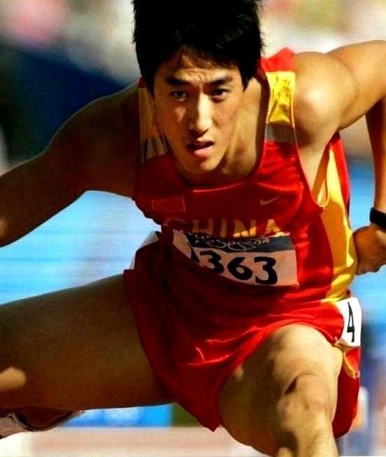 刘翔最风光的时候，上海奖励了两套黄金地段的房子。他转手就把其中一套，送给了带他