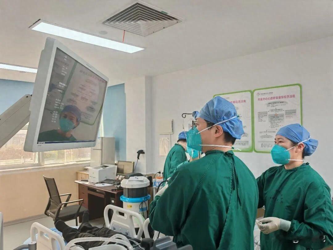 浙江宁波，一男子深夜和朋友聚会喝酒，突然呕吐不止，开始还以为是喝多了，可后来却吐