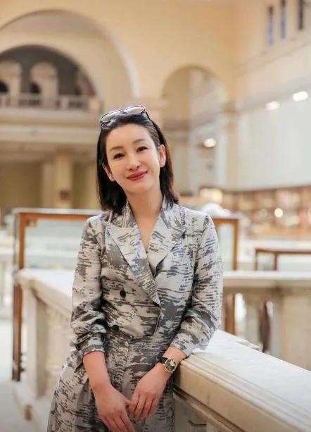 影后每月给婆婆打款，“第三个孩子”的承诺背后，全是令人泪目的故事秦海璐，影后