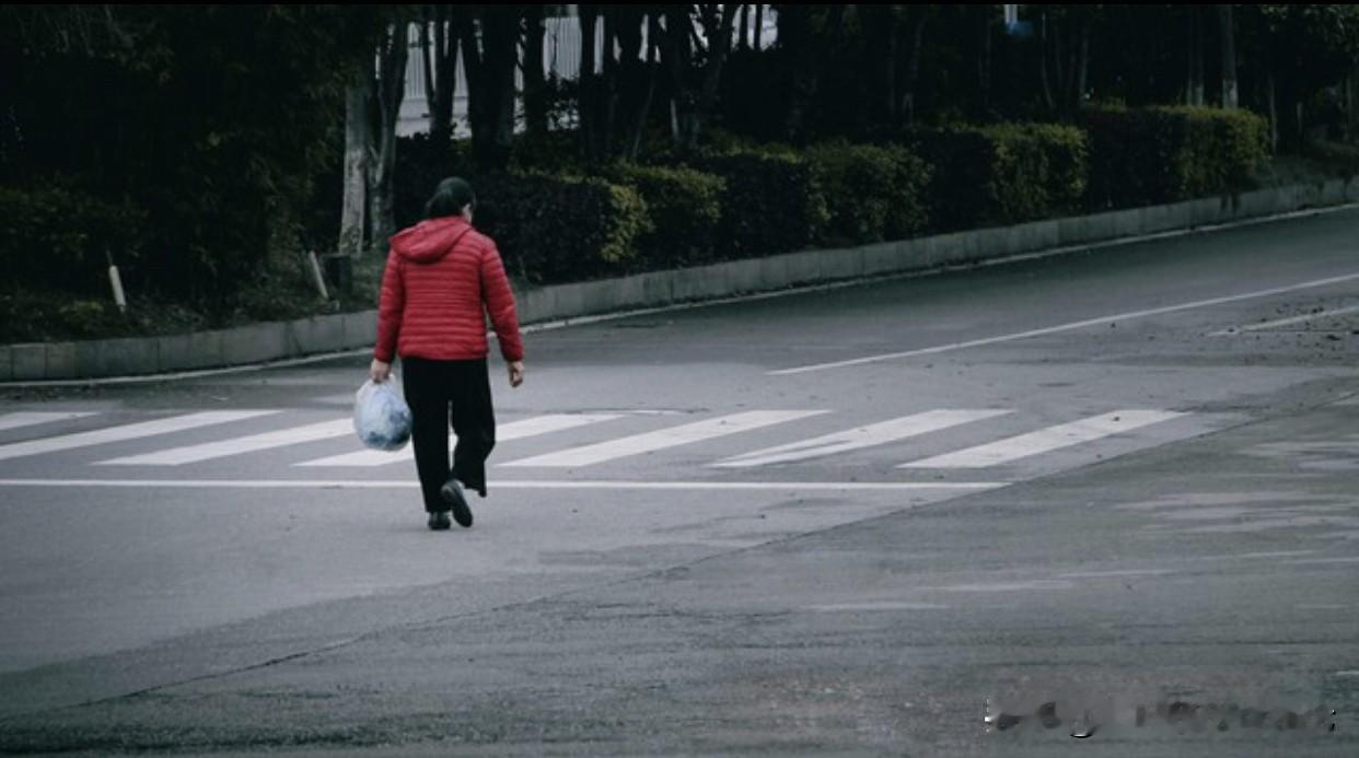 退休前多讲究的人啊！退休后也变得抠抠嗖嗖，都开始买临期食品了。我妈在我的印象