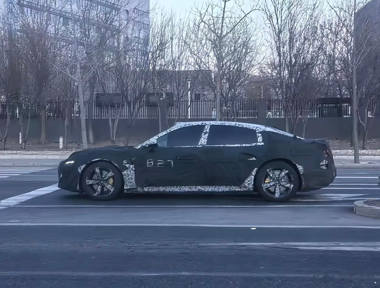 小米SU7L行政版的路试谍照曝光，这么看还有点商务的感觉，前后的大灯不也得