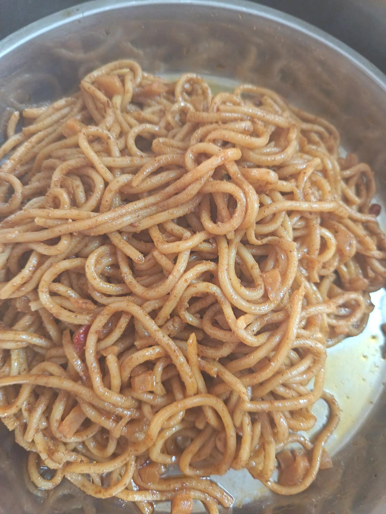 晒图笔记大赛中午一个人在家，真的不想弄饭吃，把昨天早餐剩下的面条用蒸锅热一下，满