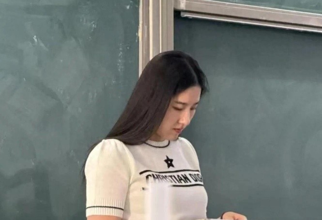 大学老师撞脸刘亦菲迅速爆火，生图曝光惊艳众人，网友：