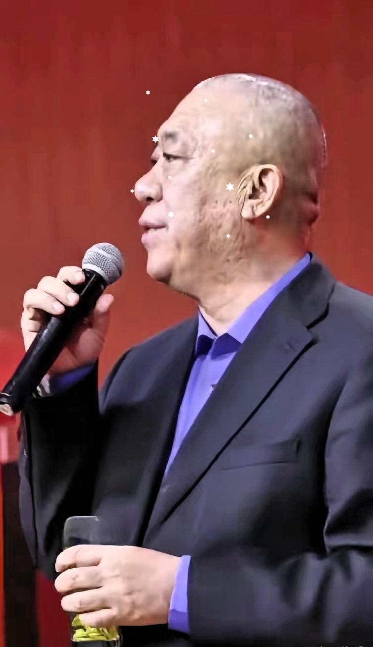 河南下大雪，有位老板凌晨在公司群里发消息，特别交代：路上雪大不安全，大家今天可以