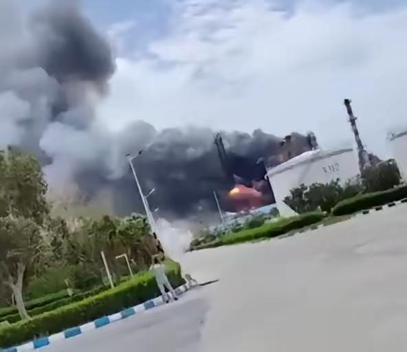 4月8日，阿联酋空军出动幻影2000-9战斗机与翼龙2武装无人机，对伊朗位于波斯