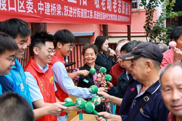 共青团重庆市大渡口区委开展敬老助老志愿服务活动