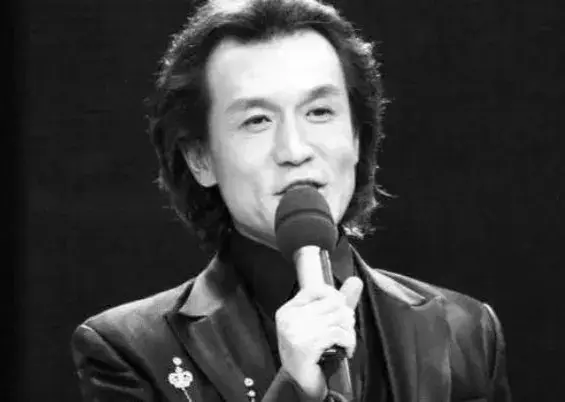 2018年，在病床上奄奄一息地李咏对自己的妻子哈文说道：“如果下一秒我就死了，别