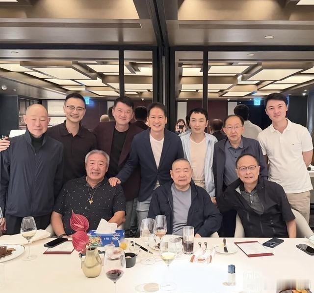 75岁刘銮雄现身富豪聚会，稳稳坐定C位地位超然，亲弟低调陪同实在太少见​​​