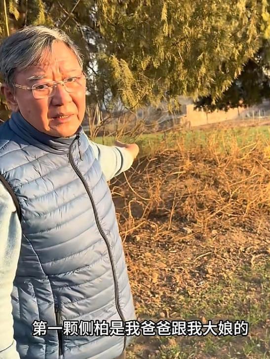73岁李立群回河南老家祭拜父亲和大娘，李立群父亲的坟墓就是一个小土堆，杂草丛生，